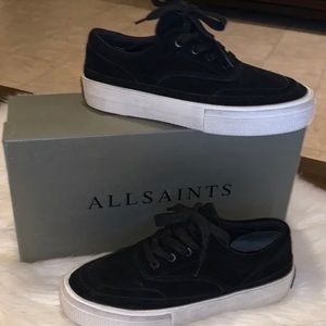 chunky white distressed platform to contrast the black suede upper,tee and ready